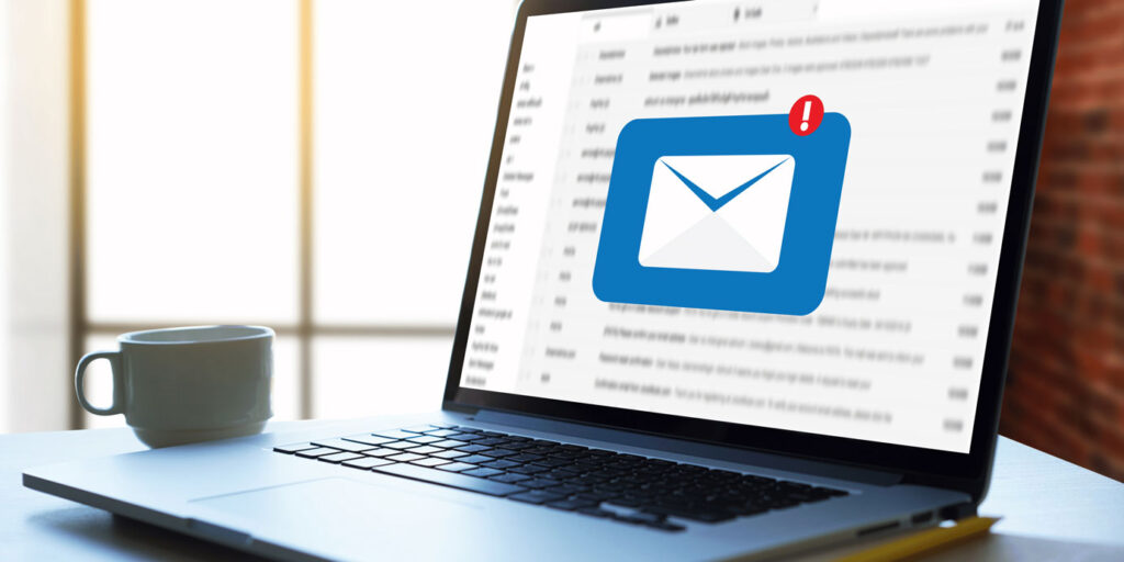 Pantalla de ordenador con email nuevo de cliente