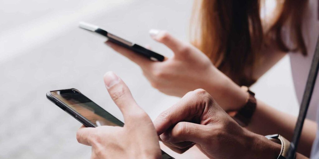 imagen personas usando móvil con contenido interactivo