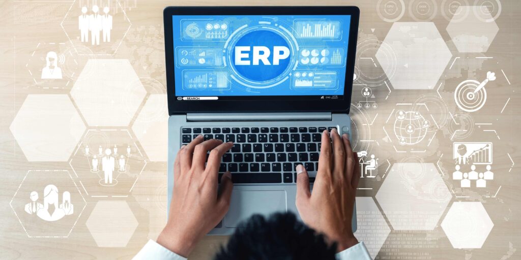 Aprende a organizar tu negocio eficazmente, pc con pantalla de ERP