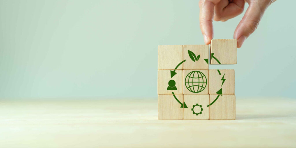 cubo con piezas representando la economía circular